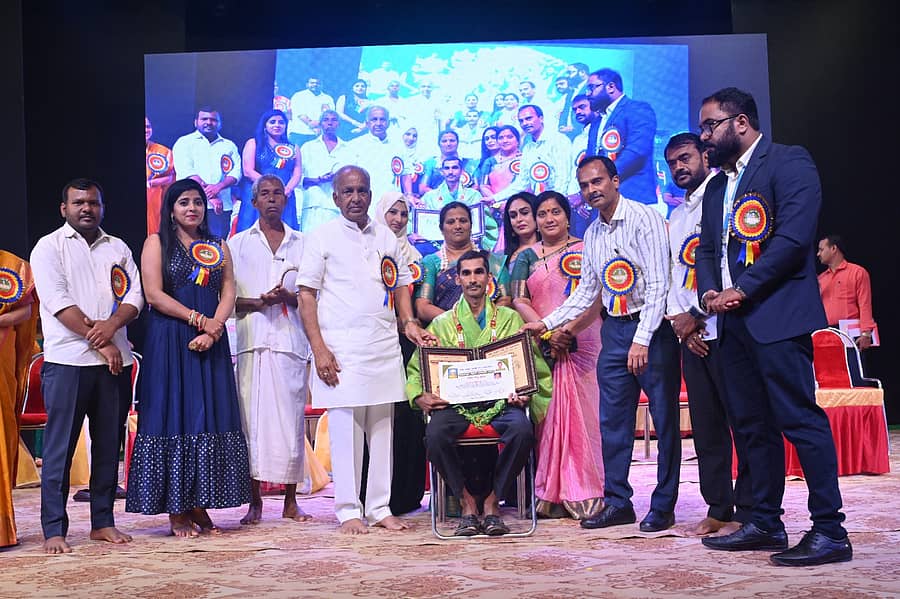 ಸಚಿವ ಬೋಸುರಾಜು ಶಿಕ್ಷಕ ಬಲ್ಲಾಡಿ ಚಂದ್ರಶೇಖರ ಭಟ್‌ ಅವರಿಗೆ ರಾಜ್ಯಮಟ್ಟದ ಶಿಕ್ಷಕ ರತ್ನ ಪ್ರಶಸ್ತಿ ಪ್ರದಾನ ಮಾಡಿದರು