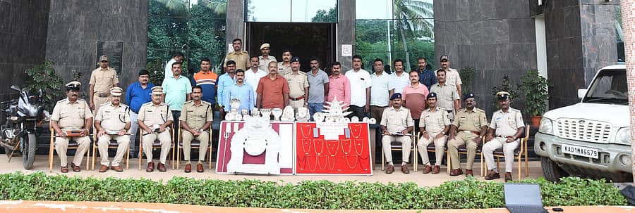ಗದಗ ಜಿಲ್ಲಾ ಪೊಲೀಸರು ಅಂತರ ಜಿಲ್ಲಾ ಕಳ್ಳರಿಂದ ವಶಪಡಿಸಿಕೊಂಡ ಚಿನ್ನಾಭರಣ ಮತ್ತು ವಾಹನಗಳನ್ನು ಮಂಗಳವಾರ ಜಿಲ್ಲಾ ಪೊಲೀಸ್ ವರಿಷ್ಠಾಧಿಕಾರಿ ಕಚೇರಿ ಮುಂದೆ ಪ್ರದರ್ಶಿಸಿದರು