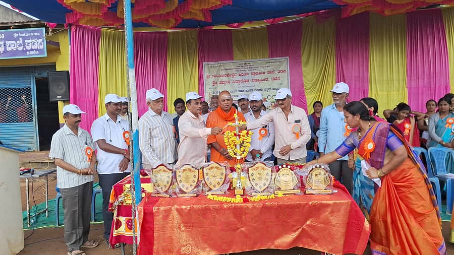 ತಡಸ ಗ್ರಾಮದ ಸದ್ಗುರು ಸಿದ್ದಾರೂಢ ವಿದ್ಯಾಪೀಠ ಹಾಗೂ ದುಂಡಿಬಸವೇಶ್ವರ ಹಿರಿಯ ಪ್ರಾಥಮಿಕ ಶಾಲೆ ವತಿಯಿಂದ ದುಂಡಿಬಸವೇಶ್ವರ ಪೌಢಶಾಲೆಯಲ್ಲಿ ನಡೆದ ಪ್ರಾಥಮಿಕ ಮಟ್ಟದ ತಡಸ ಕ್ಲಸ್ಟರ್ ಮಟ್ಟದ ಕ್ರೀಡಾಕೂಟ ಗಣ್ಯರು ಉದ್ಘಾಟಿಸಿದರು