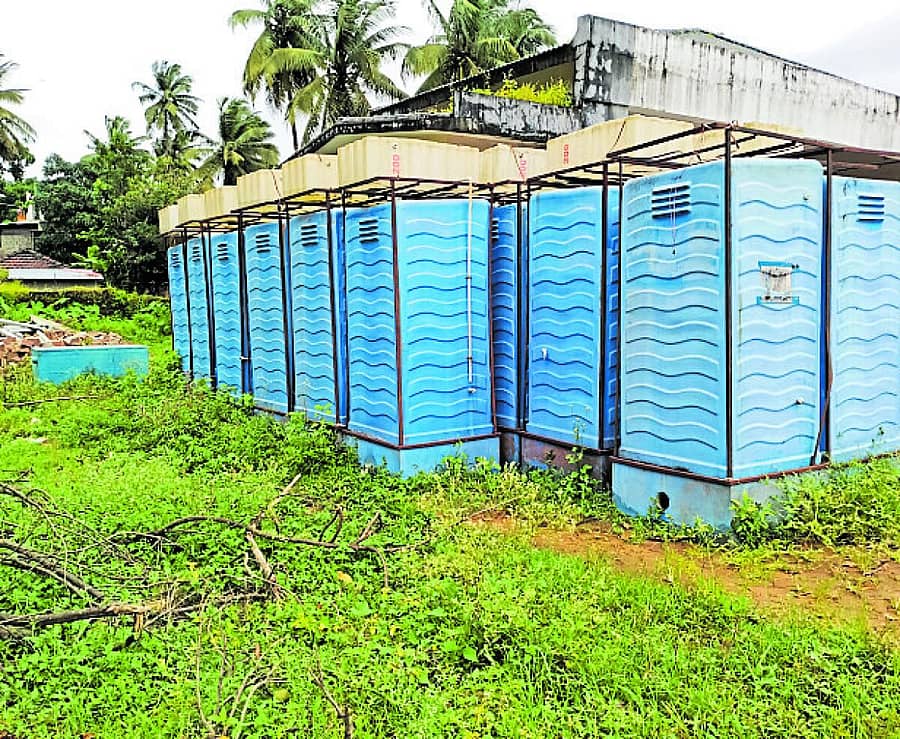 <div class="paragraphs"><p>ಶಿರಸಿಯ ವಿಕಾಸಾಶ್ರಮ ಮೈದಾನದಲ್ಲಿ ಬಿದ್ದಿರುವ ಸಂಚಾರಿ ಶೌಚಾಲಯ</p></div>