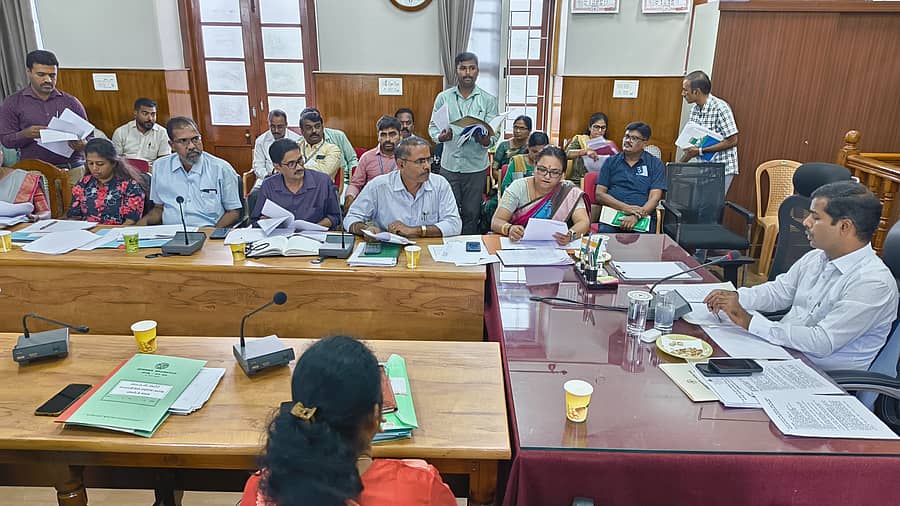 ಮಂಡ್ಯ ಜಿಲ್ಲಾಧಿಕಾರಿ ಕಚೇರಿ ಸಭಾಂಗಣದಲ್ಲಿ ಮಂಗಳವಾರ ಆಯೋಜಿಸಿದ್ದ ನಗರ ಸ್ಥಳೀಯ ಸಂಸ್ಥೆಗಳ ಪ್ರಗತಿ ಪರಿಶೀಲನಾ ಸಭೆಯು ಜಿಲ್ಲಾಧಿಕಾರಿ ಕುಮಾರ ಅಧ್ಯಕ್ಷತೆಯಲ್ಲಿ ನಡೆಯಿತು 