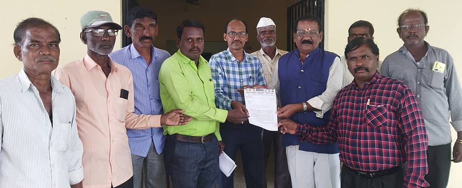 ಒಳಮೀಸಲಾತಿ ಜಾರಿಗೆ ಆಗ್ರಹಿಸಿ ಶಹಾಬಾದ್ ನಗರದಲ್ಲಿ ಪ್ರತಿಭಟನೆ ನಡೆಸಿದ ದಲಿತ ಮಾದಿಗ ಸಮನ್ವಯ ಸಮಿತಿ ಸದಸ್ಯರು ಗ್ರೇಡ್ 2 ತಹಶೀಲ್ದಾರ್ ಗುರುರಾಜ ಸಂಗಾವಿ ಅವರಿಗೆ ಮನವಿ ಸಲ್ಲಿಸಿದರು