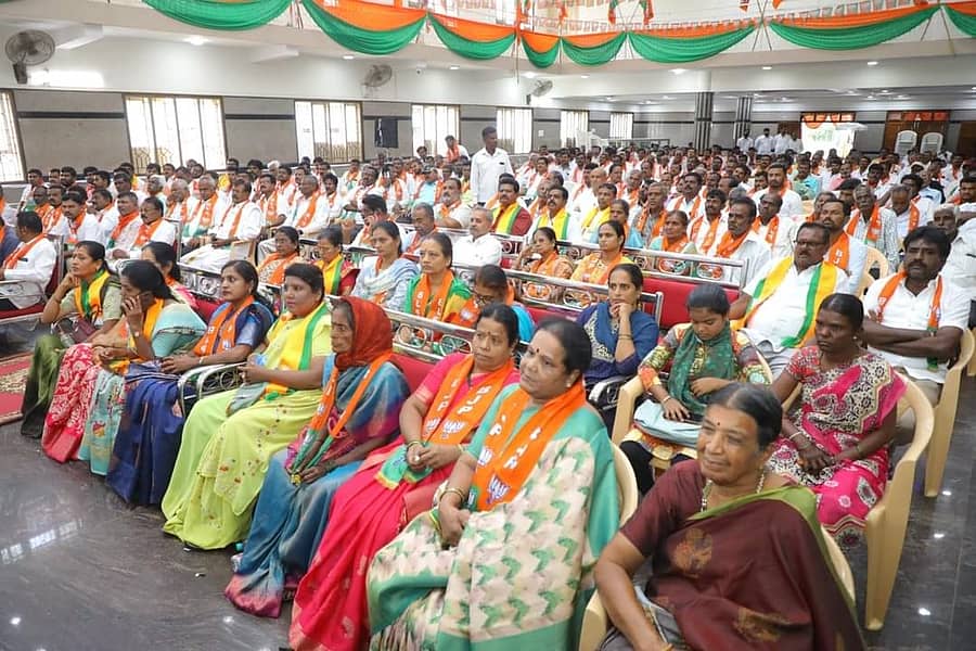 ಚಿಕ್ಕಬಳ್ಳಾಪುರದಲ್ಲಿ ಬಿಜೆಪಿ ಹಮ್ಮಿಕೊಂಡಿದ್ದ ಸದಸ್ಯತ್ವ ಅಭಿಯಾನದಲ್ಲಿ ಪಾಲ್ಗೊಂಡಿದ್ದ ಪಕ್ಷದ ಬೂತ್ ಸಮಿತಿ ಸದಸ್ಯರು