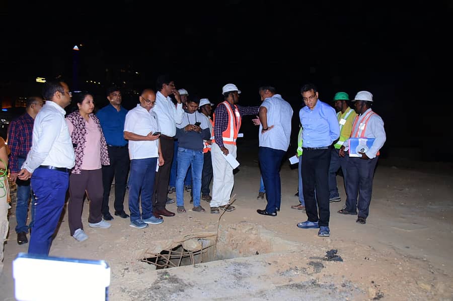 ಬಿಬಿಎಂಪಿ ಮುಖ್ಯ ಆಯುಕ್ತ ತುಷಾರ್ ಗಿರಿನಾಥ್ ಅವರು ಮಂಗಳವಾರ ರಾತ್ರಿ ನಗರದ ಪ್ರಮುಖ ರಸ್ತೆಗಳಲ್ಲಿ ಸಂಚರಿಸಿ, ರಸ್ತೆ ಗುಂಡಿಗಳನ್ನು ಪರಿಶೀಲಿಸಿದರು
