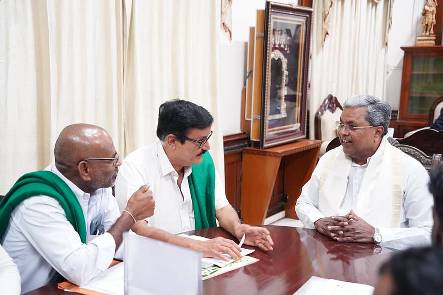 ರಾಜ್ಯದ ರೈತರು ಎದುರಿಸುತ್ತಿರುವ ಸಮಸ್ಯೆಗಳ ಕುರಿತು ಮುಖ್ಯಮಂತ್ರಿ ಸಿದ್ದರಾಮಯ್ಯ ಅವರು ರೈತ ಮುಖಂಡ ಕುರುಬೂರು ಶಾಂತಕುಮಾರ್ ಜೊತೆ ಮಂಗಳವಾರ ಚರ್ಚೆ ನಡೆಸಿದರು.