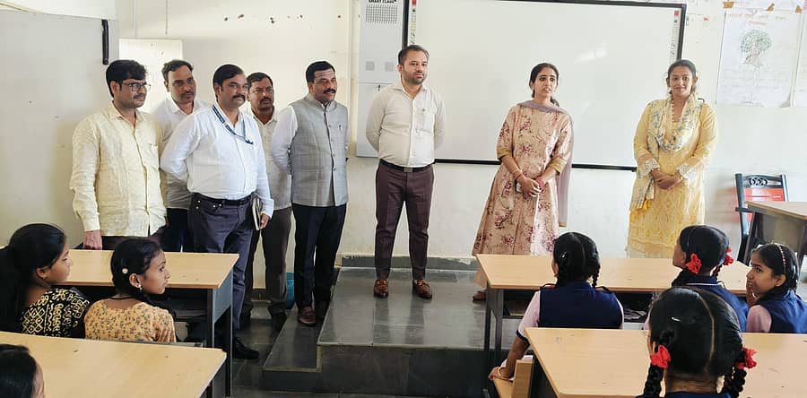 ಭಾಲ್ಕಿ ತಾಲ್ಲೂಕಿನ ಕೋನಮೇಳಕುಂದಾ ಗ್ರಾಮದ ಮೊರಾರ್ಜಿ ದೇಸಾಯಿ ವಸತಿ ಶಾಲೆಗೆ ರಾಜ್ಯ ಮಕ್ಕಳ ಹಕ್ಕುಗಳ ರಕ್ಷಣಾ ಆಯೋಗದ ಸದಸ್ಯ ಶಶಿಧರ ಕೋಸಂಬೆ, ಜಿಲ್ಲಾಧಿಕಾರಿ ಶಿಲ್ಪಾ ಶರ್ಮಾ, ಜಿ.ಪಂ ಸಿಇಒ ಡಾ.ಗಿರೀಶ ಬದೋಲೆ ಭೇಟಿ ನೀಡಿ ಪರಿಶೀಲಿಸಿದರು