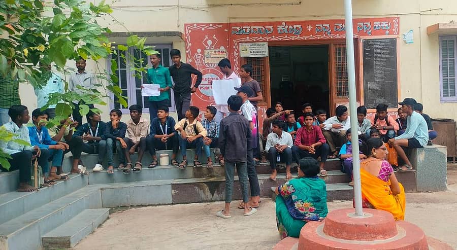 ಮುದಗಲ್ ಪಟ್ಟಣದ ದೇವರಾಜ ಅರಸು ಮೆಟ್ರಿಕ ಪೂರ್ವ ವಸತಿ ನಿಯಲಕ್ಕೆ ನೀರಿನ ಸೌಲಭ್ಯ ಕಲ್ಪಿಸಿಲ್ಲ ಎಂದು ವಿದ್ಯಾರ್ಥಿಗಳು ಪುರಸಭೆ ಮುತ್ತಿಗೆ ಹಾಕಿ ಪ್ರತಿಭಟನೆ ಮಾಡಿದರು