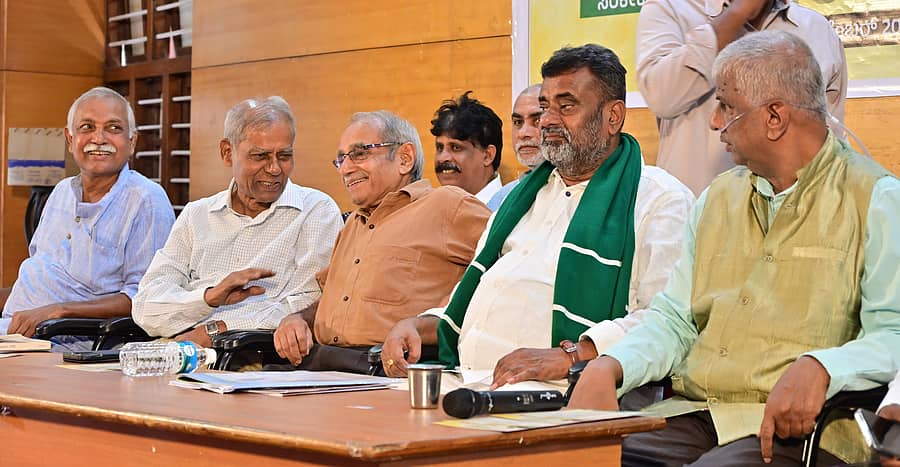 ವಿಚಾರಸಂಕಿರಣದಲ್ಲಿ ಸಿದ್ದನಗೌಡ ಪಾಟೀಲ, ಎಸ್.ಆರ್. ಹಿರೇಮಠ, ನಾಗೇಶ ಹೆಗಡೆ, ಬಡಗಲಪುರ ನಾಗೇಂದ್ರ ಮತ್ತು ಜಿ.ಸಿ. ಬಯ್ಯಾರೆಡ್ಡಿ ಭಾಗವಹಿಸಿದ್ದರು
ಪ್ರಜಾವಾಣಿ ಚಿತ್ರ.