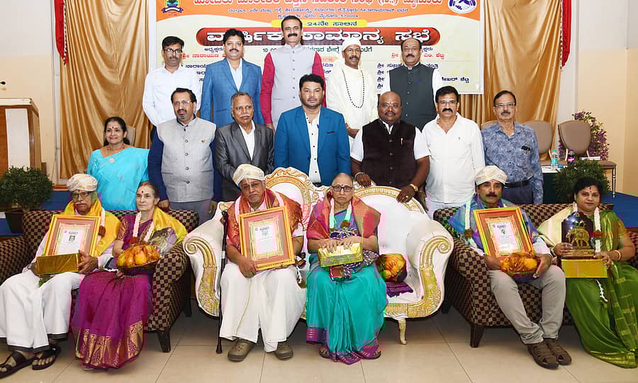 ಮೈಸೂರಿನಲ್ಲಿ ಮಂಗಳವಾರ ನಡೆದ ಕಾರ್ಯಕ್ರಮದಲ್ಲಿ ಹೋಟೆಲ್ ಉದ್ಯಮಿಗಳಾದ ರಾಮಕೃಷ್ಣ ಹೆಬ್ಬಾರ್, ಆರ್.ಮುರಳೀಧರನ್, ಜಿ.ಜಿ.ರಾಘವನ್ ಅವರಿಗೆ ‘ಸಹಕಾರ ಮಿತ್ರ’ ಪ್ರಶಸ್ತಿ ಪ್ರದಾನ ಮಾಡಲಾಯಿತು –ಪ್ರಜಾವಾಣಿ ಚಿತ್ರ