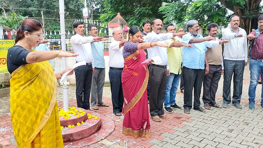 ಹಾಸನದ ವಾರ್ತಾ ಇಲಾಖೆ ಆವರಣದಲ್ಲಿ ಮಂಗಳವಾರ ನಡೆದ ಅಂತರರಾಷ್ಟ್ರೀಯ ಸಾಕ್ಷರತಾ ದಿನಾಚರಣೆಯಲ್ಲಿ ಜಿಲ್ಲಾಧಿಕಾರಿ ಸಿ.ಸತ್ಯಭಾಮಾ, ಪ್ರತಿಜ್ಞಾ ವಿಧಿ ಬೋಧಿಸಿದರು.