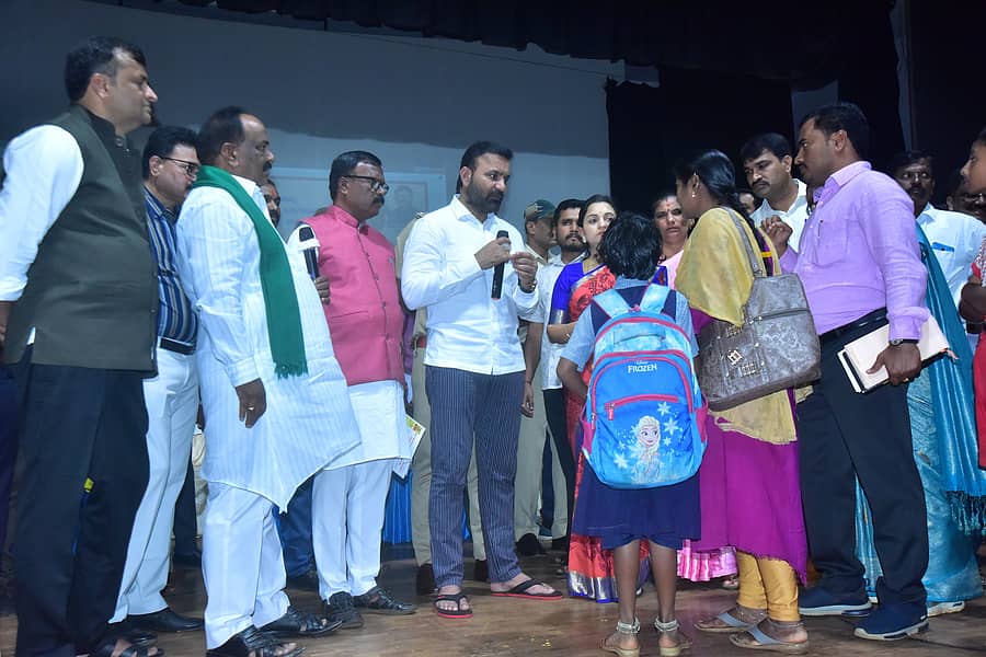 ಹುಬ್ಬಳ್ಳಿಯ ಸವಾಯಿ ಗಂಧರ್ವ ಸಭಾಂಗಣದಲ್ಲಿ ಮಂಗಳವಾರ ನಡೆದ ಜಿಲ್ಲಾಮಟ್ಟದ ಜನತಾದರ್ಶನ ಕಾರ್ಯಕ್ರಮದಲ್ಲಿ ಸಚಿವ ಸಂತೋಷ್ ಲಾಡ್ ಸಾರ್ವಜನಿಕರ ಅಹವಾಲು ಆಲಿಸಿದರು