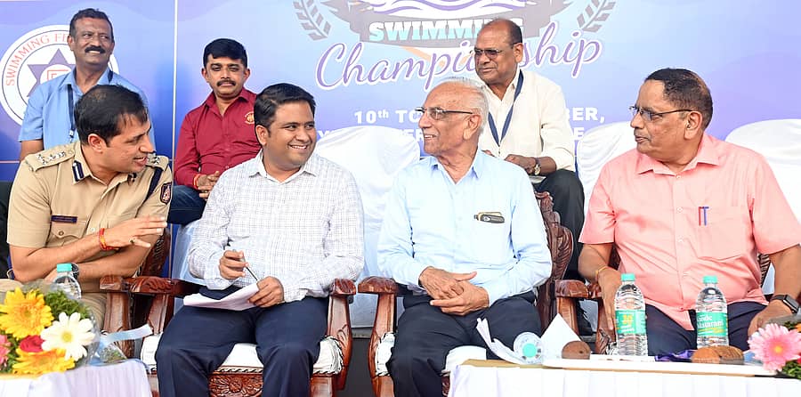 77ನೇ ರಾಷ್ಟ್ರೀಯ ಸೀನಿಯರ್‌ ಈಜು ಚಾಂಪಿಯನ್‌ಷಿಪ್‌ನ ಉದ್ಘಾಟನಾ ಸಮಾರಂಭದಲ್ಲಿ  ಅನುಪಮ್ ಅಗರ್ವಾಲ್, ಮುಲ್ಲೈ ಮುಗಿಲನ್ ಎಂ.ಪಿ., ವಿರೇಂದ್ರ ನಾನಾವತಿ ಹಾಗೂ ಗೋಪಾಲ್ ಬಿ.ಹೊಸೂರು ಭಾಗವಹಿಸಿದ್ದರು
ಪ್ರಜಾವಾಣಿ ಚಿತ್ರ : ಫಕ್ರುದ್ದೀನ್ ಎಚ್