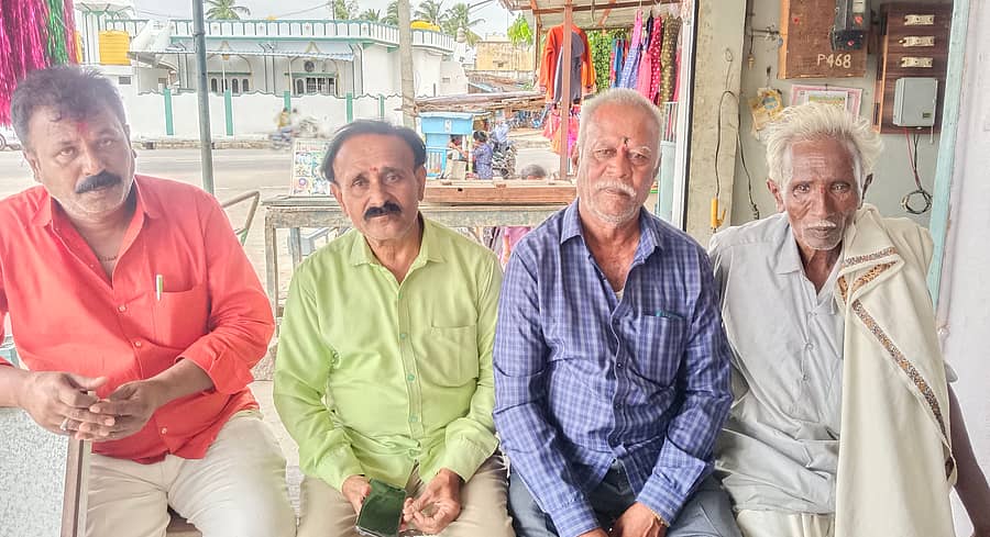 ಬೇತಮಂಗಲ ಸಮೀಪದ ಸುಂದರಪಾಳ್ಯ ಗ್ರಾಮದಲ್ಲಿ ಬಿಜೆಪಿ ಗ್ರಾಮಾಂತರ ಘಟಕದ ಅಧ್ಯಕ್ಷ ಲಕ್ಷ್ಮೀನಾರಾಯಣ ಶರ್ಮಾ ಪತ್ರಿಕಾ ಗೋಷ್ಠಿ ನಡೆಸಿದರು.