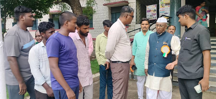ಅಫಜಲಪುರ ಪಟ್ಟಣದ ಸರ್ಕಾರಿ ಪ್ರಥಮ ದರ್ಜೆ ಕಾಲೇಜಿಗೆ ಶಾಸಕ ಎಂ.ವೈ.ಪಾಟೀಲ್ ಧಿಡೀರ್ ಭೇಟಿ ನೀಡಿ ಅವ್ಯವಸ್ಥೆಗಳ ಕುರಿತು ಪರಿಶೀಲಿಸಿದರು. ತಹಶೀಲ್ದಾರ್ ಸಂಜು ಕುಮಾರ್ ದಾಸರ್ ಮುತ್ತಿತರಿದ್ದರು