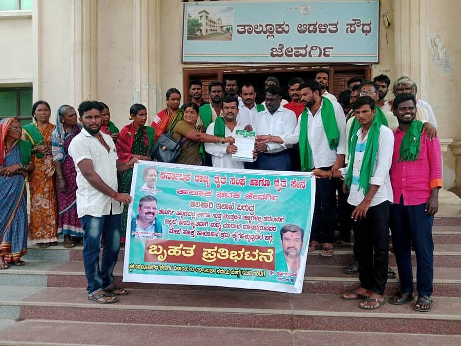 ಜೇವರ್ಗಿ ಪಟ್ಟಣದಲ್ಲಿ ಹಾಗೂ ಸುತ್ತ ಮುತ್ತಲಿನ ಹಳ್ಳಿಗಳಲ್ಲಿ ಪರವಾನಿಗೆ ಇಲ್ಲದೆ ಅನಧಿಕೃತವಾಗಿ ಮಧ್ಯ ಮಾರಾಟ ಮಡುತ್ತಿರುವವರ ಮೇಲೆ ಸೂಕ್ತ ಕಾನೂನು ಕ್ರಮ ಜರುಗಿಸುವಂತೆ ಆಗ್ರಹಿಸಿ ಕರ್ನಾಟಕ ರಾಜ್ಯ ರೈತ ಸಂಘ ಹಾಗೂ ರೈತ ಸೇನೆ ಸಂಘಟನೆಯ ವತಿಯಿಂದ ಮಂಗಳವಾರ ತಹಸೀಲ್ದಾರ ಮಲ್ಲಣ್ಣ ಯಲಗೌಡ ಅವರಿಗೆ ಮನವಿ ಪತ್ರ ಸಲ್ಲಿಸಿದರು.