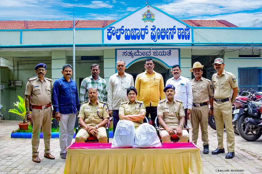 ವಶಕ್ಕೆ ಪಡೆದ ಗಾಂಜಾ ಜತೆಗೆ ಕೌಲ್ ಬಜಾರ್ ಪೊಲೀಸರು ಮತ್ತು ಜಿಲ್ಲಾ ಪೊಲೀಸ್ ವರಿಷ್ಠಾಧಿಕಾರಿ