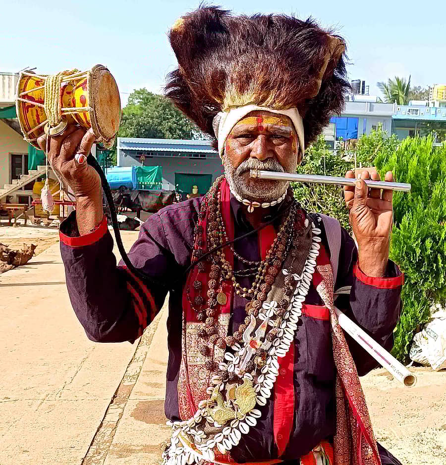 ಜಾನಪದ ಗೊರವ ಕುಣಿತದ ಪೋಷಾಕಿನಲ್ಲಿ ಕಲಾವಿದ ಕೃಷ್ಣಪ್ಪ 