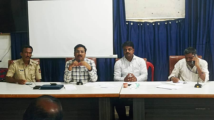 ವಿಶ್ವ ಪ್ರಜಾಪ್ರಭುತ್ವ ದಿನಾಚರಣೆ ಅಂಗವಾಗಿ ಲಕ್ಷ್ಮೇಶ್ವರದ ತಾಲ್ಲೂಕು ಪಂಚಾಯಿತಿ ಕಾರ್ಯಾಲಯದಲ್ಲಿ ಸೋಮವಾರ ಅಧಿಕಾರಿಗಳು ಪೂರ್ವಭಾವಿ ಸಭೆ ನಡೆಸಿದರು