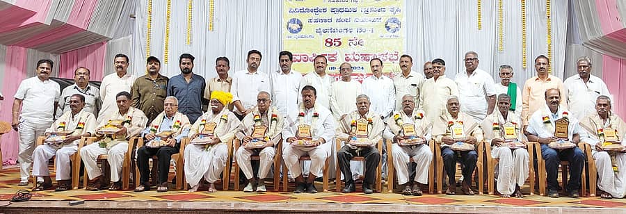 ಬೈಲಹೊಂಗಲ ವಿವಿಧೋದ್ದೇಶ ಪ್ರಾಥಮಿಕ ಗ್ರಾಮೀಣ ಕೃಷಿ ಸಹಕಾರ ಸಂಘ ನಂ.1ರ (ಎಲ್ಎಸ್ಎಂಪಿ) 85ನೇ ವಾರ್ಷಿಕ ಮಹಾಸಭೆಯಲ್ಲಿ ಹಿರಿಯ ಸದಸ್ಯರನ್ನು ಸನ್ಮಾನಿಸಲಾಯಿತು. ಶಾಸಕ ಮಹಾಂತೇಶ ಕೌಜಲಗಿ, ಹಿರಿಯರಾದ ಮಲ್ಲಿಕಾರ್ಜುನ ಬೋಳನ್ನವರ, ಪಾಂಡಪ್ಪ ಇಂಚಲ, ಬಸಣ್ಣ ಮೂಗಿ ಬಾಗವಹಿಸಿದ್ದರು