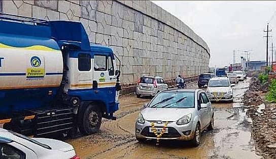 <div class="paragraphs"><p>ಶಹಾಬಾದ್‌ ಇಎಸ್ಐ ಆಸ್ಪತ್ರೆ ಎದುರಿನ ರಸ್ತೆಯಲ್ಲಿ ತಗ್ಗು–ಗುಂಡಿಗಳು ಬಿದ್ದಿರುವುದು</p></div><div class="paragraphs"></div><div class="paragraphs"><p><br></p></div>