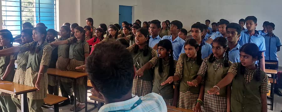 ಚನ್ನಪಟ್ಟಣ ತಾಲ್ಲೂಕಿನ ತಾಲ್ಲೂಕಿನ ತಗಚಗೆರೆ ಸರ್ಕಾರಿ ಪ್ರೌಢಶಾಲೆಯಲ್ಲಿ ನಡೆದ ಸ್ವಾಸ್ಥ್ಯ ಸಂಕಲ್ಪ ಕಾರ್ಯಕ್ರಮದಲ್ಲಿ ವಿದ್ಯಾರ್ಥಿಗಳು ಮಾದಕ ವಸ್ತುಗಳಿಂದ ದೂರವಿದ್ದು ಸಮಾಜದ ಸತ್ಪ್ರಜೆಗಳಾಗಿ ಬಾಳುವ ಪ್ರಮಾಣ ಸ್ವೀಕರಿಸಿದರು