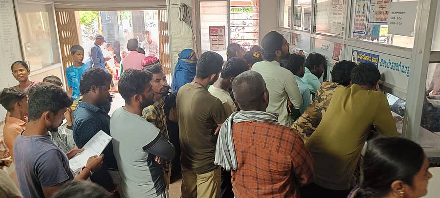 ಸಿರುಗುಪ್ಪ ನಗರದ ಸಾರ್ವಜನಿಕ ಆಸ್ಪತ್ರೆಗೆ ನಿತ್ಯವೂ ಚಿಕಿತ್ಸೆಗೆ ಭೇಟಿ ನೀಡುವ ರೋಗಿಗಳು