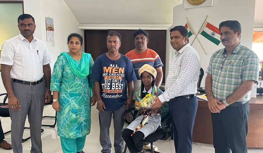 ತಾಯಿಯನ್ನು ರಕ್ಷಿಸಿದ ಬಾಲಕಿ ವೈಭವಿಯನ್ನು ಜಿಲ್ಲಾಧಿಕಾರಿ ಮುಲ್ಲೈ ಮುಗಿಲನ್ ಸನ್ಮಾನಿಸಿದರು