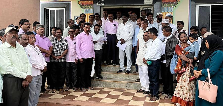 ಕರ್ನಾಟಕ ರಾಜ್ಯ ಪ್ರಾಥಮಿಕ ಶಾಲಾ ಶಿಕ್ಷಕರ ಸಂಘ, ಪಿಎಸ್ಟಿ ಪದವಿಧರ ಸಂಘ ಹಾಗೂ ವಿವಿಧ ಶಿಕ್ಷಕರ ಸಂಘಟನೆ ಸವಣೂರು ತಾಲ್ಲೂಕು ಘಟಕ ಪದಾಧಿಕಾರಿಗಳು ಬಿಇಒ ಎಂ.ಎಫ್.ಬಾರ್ಕಿ ಅವರಿಗೆ ಆಕ್ಷೇಪಣೆ ಪತ್ರ ಸಲ್ಲಿಸಿದರು