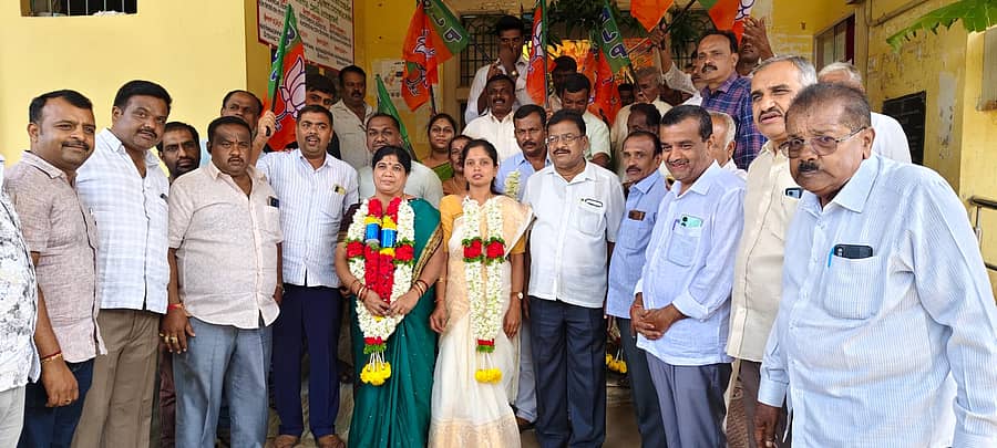 ತುರುವೇಕೆರೆ ಪಟ್ಟಣ ಪಂಚಾಯಿತಿ ಅಧ್ಯಕ್ಷರಾಗಿ ಬಿಜೆಪಿಯ ಆಶಾ ರಾಜಶೇಖರ್ ಹಾಗೂ ಉಪಾಧ್ಯಕ್ಷರಾಗಿ ಭಾಗ್ಯಮ್ಮ ಅವಿರೋಧವಾಗಿ ಆಯ್ಕೆಯಾದರು