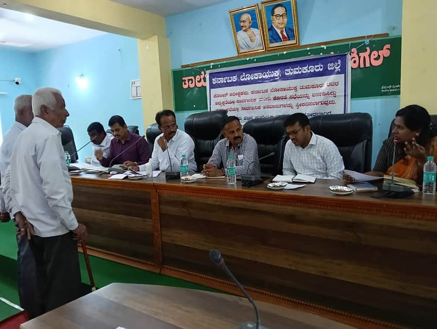 ಕುಣಿಗಲ್ ತಾಲ್ಲೂಕು ಪಂಚಾಯಿತಿ ಸಭಾಂಗಣದಲ್ಲಿ ಲೋಕಾಯುಕ್ತ ಅಧೀಕ್ಷಕ ಲಕ್ಷ್ಮಿನಾರಾಯಣ ತಂಡ ಸಾರ್ವಜನಿಕರಿಂದ ದೂರು ಸ್ವೀಕರಿಸಿದರು