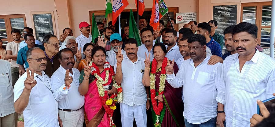 ಸೋಮವಾರಪೇಟೆ ಪಟ್ಟಣ ಪಂಚಾಯಿತಿ ಅಧ್ಯಕ್ಷರಾಗಿ ಎನ್ ಡಿಎ ಅಭ್ಯರ್ಥಿ ಜೆಡಿಎಸ್ ನ ಜಯಂತಿ ಶಿವಕುಮಾರ್(ಬಲಭಾಗದಲ್ಲಿರುವವರು) ಹಾಗೂ ಉಪಾಧ್ಯಕ್ಷರಾಗಿ ಬಿಜೆಪಿಯ ಮೋಹಿನಿ ಅವಿರೋಧವಾಗಿ ಆಯ್ಕೆಯಾದ ಹಿನ್ನೆಲೆ ಎನ್ ಡಿಎ ಪದಾಧಿಕಾರಿಗಳು ವಿಜಯೋತ್ಸವ ಆಚರಿಸಿದರು. ಮಾಜಿ ಶಾಸಕ ಅಪ್ಪಚ್ಚು ರಂಜನ್, ಮುಖಂಡರಾದ ಎಸ್.ಜಿ. ಮೇದಪ್ಪ, ಅಭಿಮನ್ಯುಕುಮಾರ್ ಇದ್ದರು.