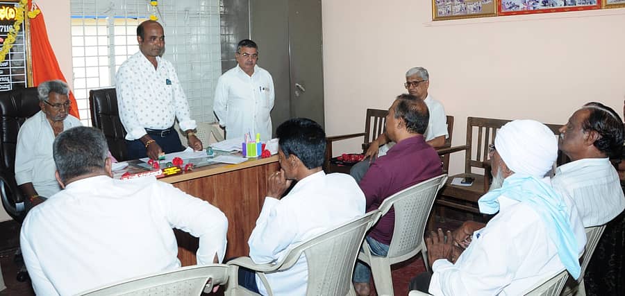 ಬೀರೂರಿನ ಮಾರ್ಕೆಟ್ ರಸ್ತೆಯಲ್ಲಿರುವ ದಿ ಹೌಸ್ ಬಿಲ್ಡಿಂಗ್ ಕೋ-ಆಪರೇಟೀವ್ ಸೊಸೈಟಿಯ ಕಚೇರಿಯಲ್ಲಿ ಬುಧವಾರ ವಾರ್ಷಿಕ ಸಭೆ ನಡೆಯಿತು. ಅಧ್ಯಕ್ಷ ಬಿ.ಎಸ್.ಹರಿಪ್ರಸಾದ್, ಉಪಾಧ್ಯಕ್ಷ ಎಚ್.ವೆಂಕಟಗಿರಿಯಪ್ಪ, ಕಾರ್ಯದರ್ಶಿ ಸಿ.ಎಂ.ಷಡಾಕ್ಷರಿ, ಎಚ್.ಸಿ.ವಿಶ್ವನಾಥಗೌಡ ಮತ್ತು ನಿರ್ದೇಶಕರು ಇದ್ದರು.