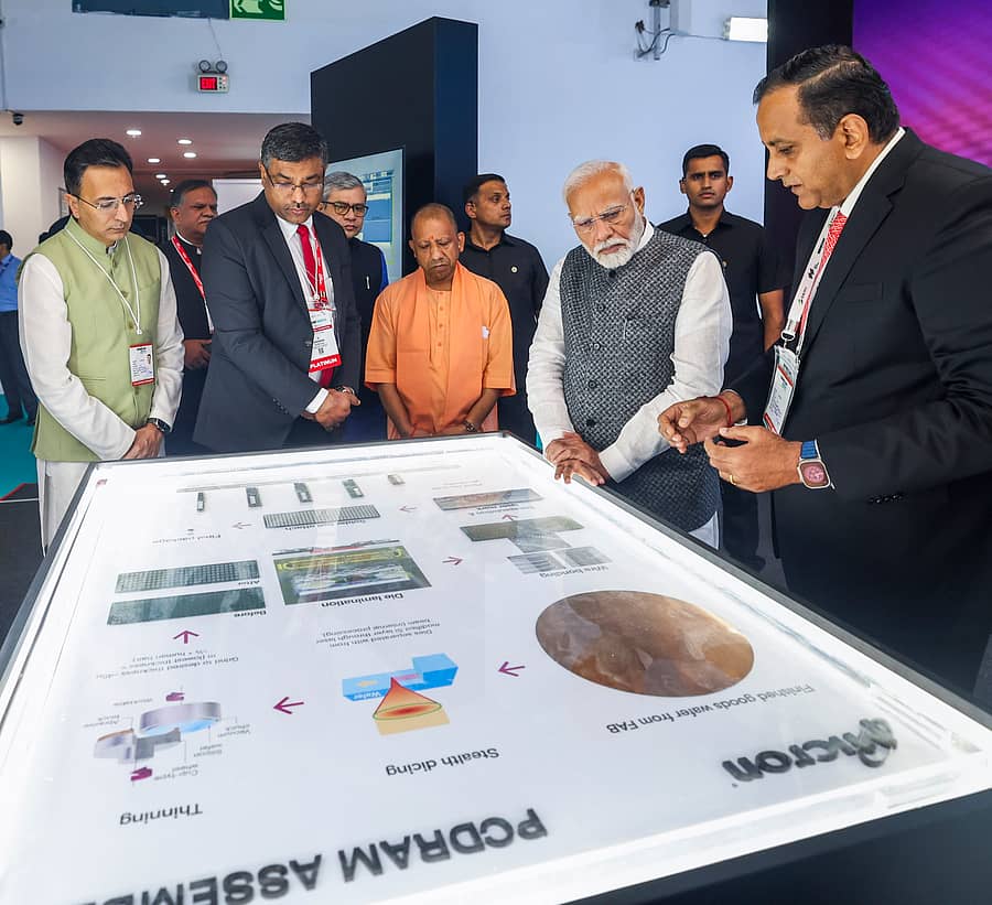 <div class="paragraphs"><p>ಗ್ರೇಟರ್ ನೋಯ್ಡಾದಲ್ಲಿ ಬುಧವಾರ ಆರಂಭವಾದ ಸೆಮಿಕಾನ್ ಸಮಾವೇಶದ ವಸ್ತು ಪ್ರದರ್ಶನವನ್ನು ಪ್ರಧಾನಿ ನರೇಂದ್ರ ಮೋದಿ ವೀಕ್ಷಿಸಿದರು. ಉತ್ತರ ಪ್ರದೇಶದ ಮುಖ್ಯಮಂತ್ರಿ ಯೋಗಿ ಆದಿತ್ಯನಾಥ ಇದ್ದರು </p></div>