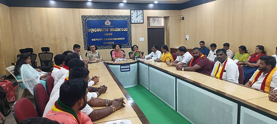 ಹಾಸನದ ಜಿಲ್ಲಾಧಿಕಾರಿ ಕಚೇರಿಯಲ್ಲಿ ಬುಧವಾರ ನಡೆದ ಸಭೆಯಲ್ಲಿ ಜಿಲ್ಲಾಧಿಕಾರಿ ಸಿ.ಸತ್ಯಭಾಮಾ ಮಾತನಾಡಿದರು