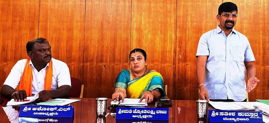 ಪಾಂಡವಪುರ ಪುರಸಭೆ ಅಧ್ಯಕ್ಷೆ ಜ್ಯೋತಿಲಕ್ಷ್ಮಿ ಬಾಬು ಅಧ್ಯಕ್ಷತೆಯಲ್ಲಿ ನಡೆದ ಸಾಮಾನ್ಯ ಸಭೆಯಲ್ಲಿ ಮುಖ್ಯಾಧಿಕಾರಿ ಸತೀಶ್ ಕುಮಾರ್ ಮಾತನಾಡಿದರು. ಉಪಾಧ್ಯಕ್ಷ ಎಲ್.ಅಶೋಕ ಇದ್ದಾರೆ.