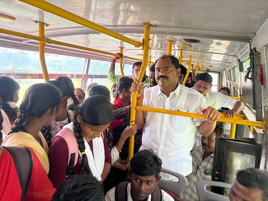 ಕಮಲಾಪುರ ತಾಲ್ಲೂಕಿನ ಮಹಾಗಾಂವ ಸರ್ಕಾರಿ ಪದವಿ ಪೂರ್ವ ಕಾಲೇಜಿನಿಂದ ಮಹಾಗಾಂವ ಕ್ರಾಸ್‌ವರೆಗೆ ವಿದ್ಯಾರ್ಥಿಗಳೊಂದಿಗೆ ಶಾಸಕ ಬಸವರಾಜ ಮತ್ತಿಮಡು ಬಸ್‌ನಲ್ಲಿ ಪ್ರಯಾಣಿಸಿದರು