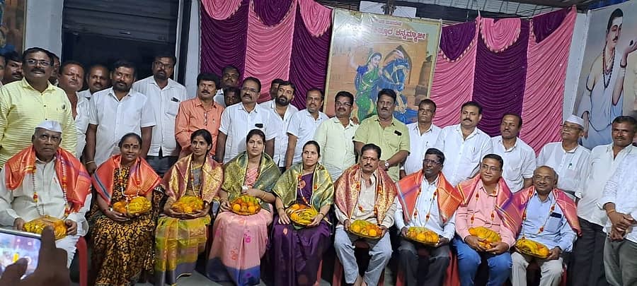 <div class="paragraphs"><p>ಮಹಾಲಿಂಗಪುರದಲ್ಲಿ ಲಿಂಗಾಯತ ಪಂಚಮಸಾಲಿ ಸಮಾಜದಿಂದ ಹಮ್ಮಿಕೊಂಡಿದ್ದ ಕಾರ್ಯಕ್ರಮದಲ್ಲಿ ಸಾಧಕರನ್ನು ಸನ್ಮಾನಿಸಲಾಯಿತು</p></div>