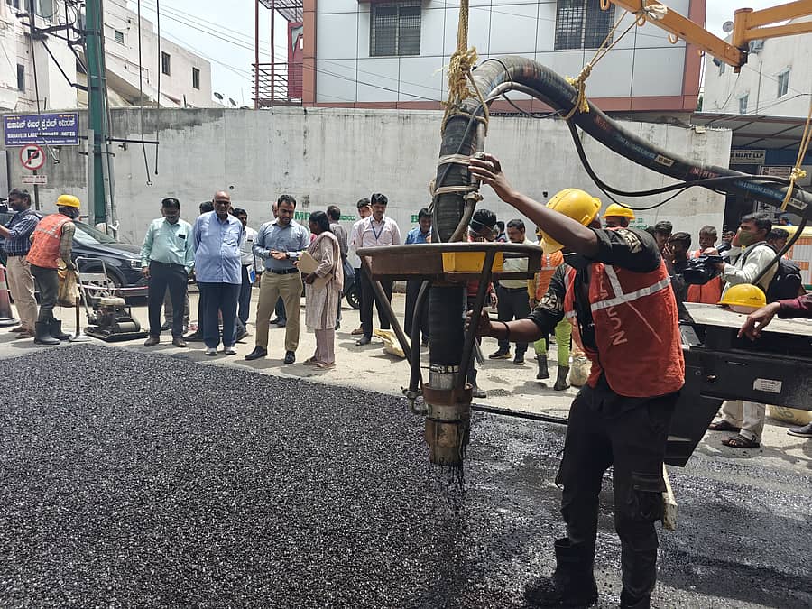 <div class="paragraphs"><p>‘ಜೆಟ್ ಪ್ಯಾಚರ್ ಯಂತ್ರ’ದ ಮೂಲಕ ಪಂತರಪಾಳ್ಯ - ನಾಯಂಡಹಳ್ಳಿ ನಮ್ಮ ಮೆಟ್ರೋ ನಿಲ್ದಾಣದ ಬಳಿ ರಸ್ತೆ ಗುಂಡಿ ಮುಚ್ಚಲಾಯಿತು</p></div>