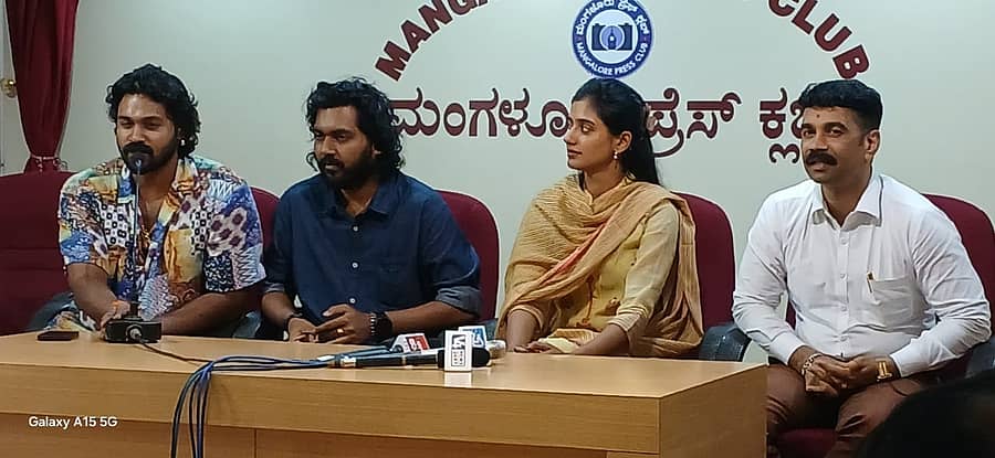 ಸುದ್ದಿಗೋಷ್ಠಿಯಲ್ಲಿ ಅರ್ಜುನ್ ಕಾಪಿಕಾಡ್ ಮಾತನಾಡಿದರು. ಸುಮನ್ ಸುವರ್ಣ, ಸುಶ್ಮಿತಾ ಭಟ್ ಹಾಗೂ ಶರತ್ ಕುಮಾರ್ ಎ.ಕೆ. ಭಾಗವಹಿಸಿದ್ದರು