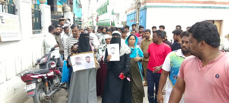 ಪತಿ ಮತ್ತು ಅವರ ಮನೆಯವರ ವಿರುದ್ಧ ಕ್ರಮ ಕೈಗೊಳ್ಳುವಂತೆ ಆಗ್ರಹಿಸಿ ಸಂತ್ರಸ್ತೆಯೊಂದಿಗೆ ನೂರಾರು ಸ್ಥಳೀಯರು ಪ್ರತಿಭಟನೆ ನಡೆಸಿದರು.