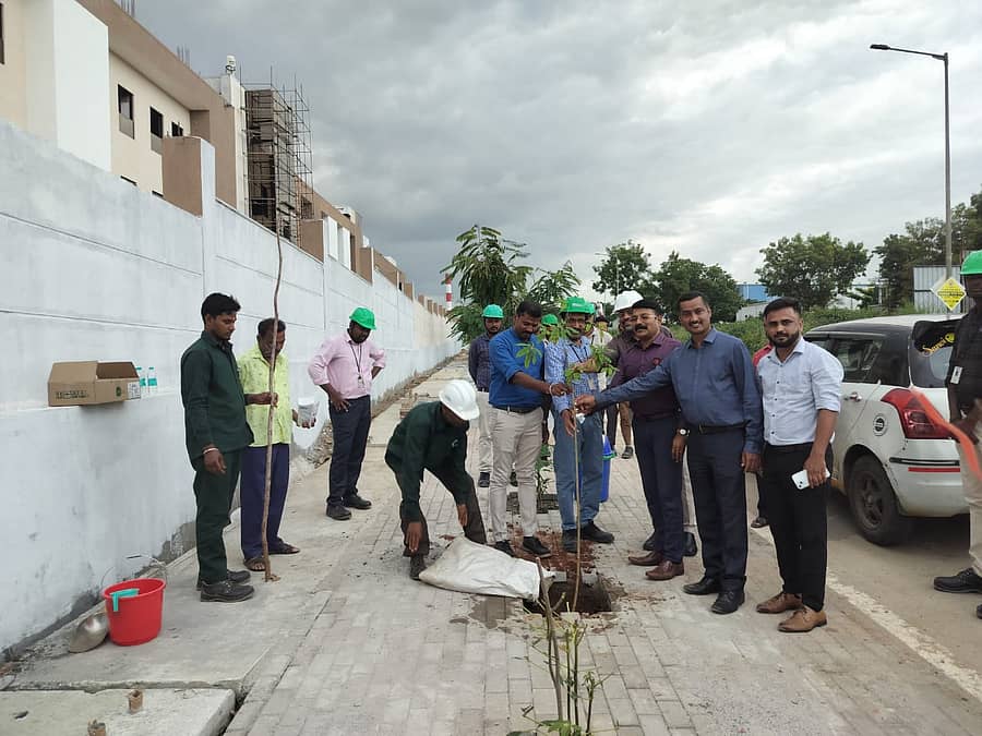 ಹಾರೋಹಳ್ಳಿ ಕೈಗಾರಿಕಾ ಪ್ರದೇಶದ 2ನೇ ಹಂತದ ಅಂಥಮ್ ಬಯೋಸೈನ್ಸ್ ಕಾರ್ಖಾನೆಯಲ್ಲಿ ಸಸಿ ನೆಡುವ ಕಾರ್ಯಕ್ರಮಕ್ಕೆ ಜಿಲ್ಲಾ ಪರಿಸರಧಿಕಾರಿ ಮಂಜುನಾಥ್ ಚಾಲನೆ ನೀಡಿದರು