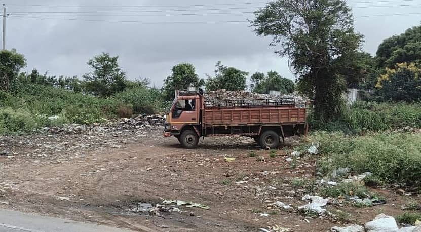 ಗುಂಡ್ಲುಪೇಟೆ ಪಟ್ಟಣದ ಹೊರ ವಲಯದ ಕೇರಳ ರಸ್ತೆಯ ಪುರಸಭೆ ತ್ಯಾಜ್ಯ ವಿಲೇವಾರಿ ಘಟಕದಲ್ಲಿ ಕೇರಳದಿಂದ ತಂದ ತ್ಯಾಜ್ಯವನ್ನು ಸುರಿಯುತ್ತಿರುವುದು