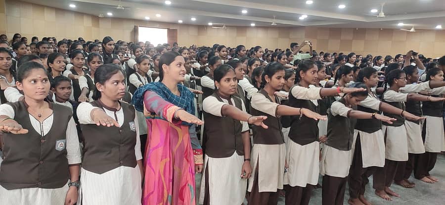 ಹೊಸಪೇಟೆಯಲ್ಲಿ ಬುಧವಾರ ನಡೆದ ಆತ್ಮಹತ್ಯೆ ವಿರೋಧಿ ದಿನಾಚರಣೆಯಲ್ಲಿ ಕಾಲೇಜು ವಿದ್ಯಾರ್ಥಿನಿಯರು ಆತ್ಮಹತ್ಯೆ ವಿರುದ್ಧ ಪ್ರತಿಜ್ಞೆ ಮಾಡಿದರು  –ಪ್ರಜಾವಾಣಿ ಚಿತ್ರ