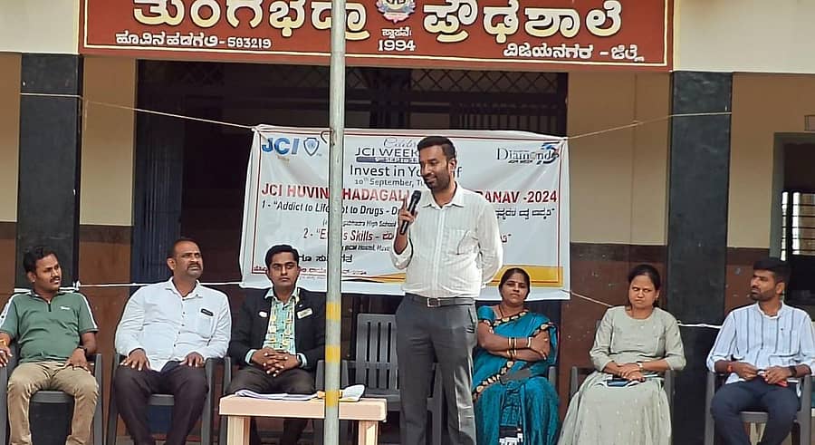 <div class="paragraphs"><p>ಹೂವಿನಹಡಗಲಿ ತುಂಗಭದ್ರಾ ಪ್ರೌಢಶಾಲೆಯಲ್ಲಿ ಜೆಸಿಐ ಸಂಸ್ಥೆ ಆಯೋಜಿಸಿದ್ದ ಆರೋಗ್ಯ ಅರಿವು ಕಾರ್ಯಕ್ರಮದಲ್ಲಿ ಡಾ. ಕೆ.ನಿಖಿಲ್ ಮಾತನಾಡಿದರು.</p></div>