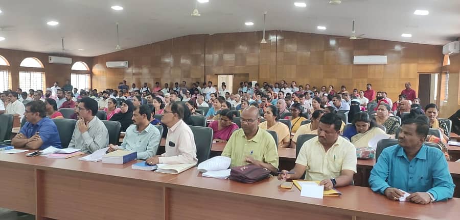 ಹೊಸಪೇಟೆಯಲ್ಲಿ ಬುಧವಾರ ಜಿಲ್ಲಾಧಿಕಾರಿ ಅವರು ನಡೆಸಿದ ಖಾಸಗಿ ಶಾಲೆಗಳ ಸಭೆಯಲ್ಲಿ ಪಾಲ್ಗೊಂಡಿದ್ದ ಸಂಸ್ಥೆಗಳ ಮುಖ್ಯಸ್ಥರು ಮತ್ತು ಮುಖ್ಯಾಧ್ಯಾಪಕರು  –ಪ್ರಜಾವಾಣಿ ಚಿತ್ರ