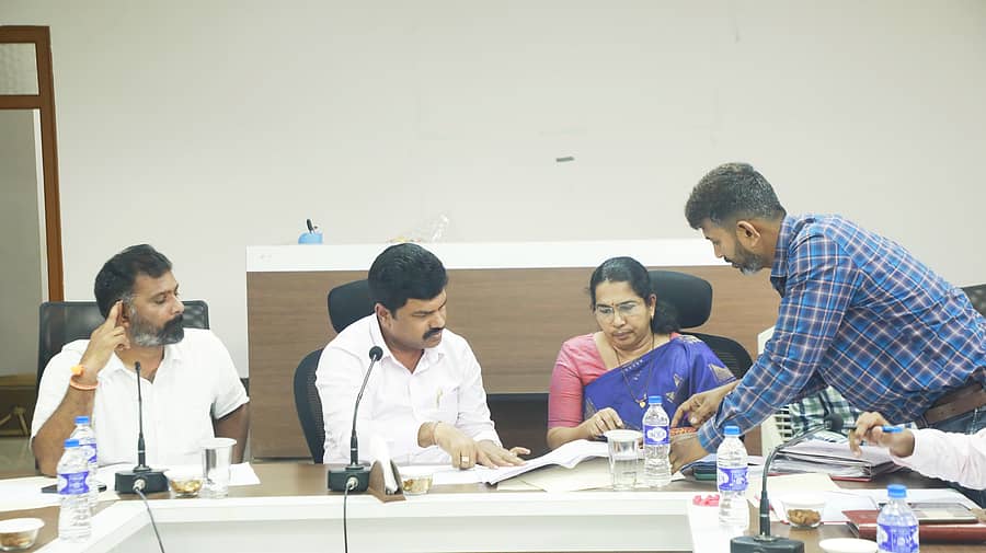 ಬೈಂದೂರು ತಾಲೂಕು ಆಡಳಿತ ಸೌಧದಲ್ಲಿ ಮಂಗಳವಾರ ಸಂಜೆ ಸಂಸದ ಬಿ. ವೈ. ರಾಘವೇಂದ್ರ ಅಧ್ಯಕ್ಷತೆಯಲ್ಲಿ ರಾಷ್ಟಿçÃಯ ಹೆದ್ದಾರಿ 766ಸಿ ಭೂಸ್ವಾಧೀನ ಕುರಿತು ನಡೆದ ಅಧಿಕಾರಿಗಳ ಸಭೆ ನಡೆಯಿತು. ಶಾಸಕ ಗುರುರಾಜ ಗಂಟಿಹೊಳೆ, ಡಿಸಿ ಡಾ. ವಿದ್ಯಾಕುಮಾರಿ ಇದ್ದರು.