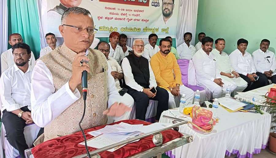 ಕೊಪ್ಪಳದಲ್ಲಿ ಬುಧವಾರ ನಡೆದ ಕಾರ್ಯಕ್ರಮದಲ್ಲಿ ಕರ್ನಾಟಕ ಮುಸ್ಲಿಂ ಯುನಿಟಿ ಸಂಘಟನೆ ರಾಜ್ಯಾಧ್ಯಕ್ಷ ಅಬ್ದುಲ್ ಜಬ್ಬಾರ್ ಕಲಬುರಗಿ ಮಾತನಾಡಿದರು