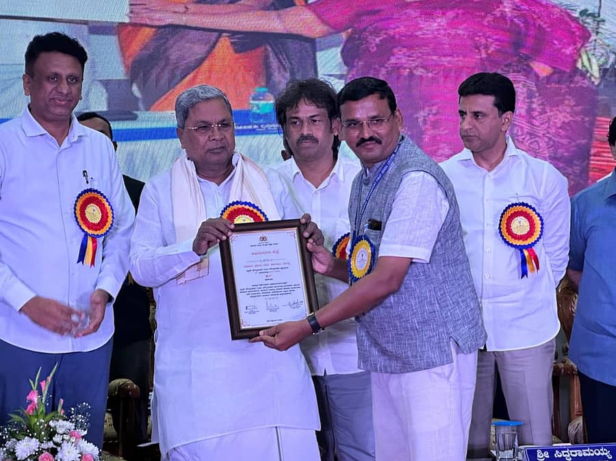 ಬೆಂಗಳೂರಿನಲ್ಲಿ ಈಚೆಗೆ ನಡೆದ ಕಾರ್ಯಕ್ರಮದಲ್ಲಿ ಸಿಎಂ ಸಿದ್ದರಾಮಯ್ಯ ಮಾನ್ವಿ ಪಟ್ಣಣದ ಬಾಷುಮಿಯಾ ಸಾಹುಕಾರ ಸರ್ಕಾರಿ ಪ್ರಥಮ ದರ್ಜೆ ಕಾಲೇಜಿನ ಪ್ರಾಂಶುಪಾಲ ಜೆ. ಎಲ್ ಈರಣ್ಣ ಅವರಿಗೆ ಅಭಿನಂದನಾ ಪತ್ರ ನೀಡಿ ಗೌರವಿಸಿದರು