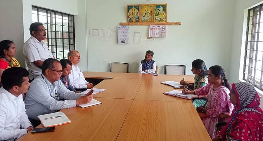 ಹಾವೇರಿ ಜಿಲ್ಲೆಯ ಬ್ಯಾಡಗಿಯಲ್ಲಿರುವ ರಾಣಿ ಚನ್ನಮ್ಮ ವಸತಿ ಶಾಲೆಗೆ ಬುಧವಾರ ಭೇಟಿ ನೀಡಿದ ಮಕ್ಕಳ ಹಕ್ಕುಗಳ ರಕ್ಷಣಾ ಆಯೋಗದ ಸದಸ್ಯ ಶೇಖರಗೌಡ ಜಿ. ರಾಮತ್ನಾಳ ಅವರು ಶಿಕ್ಷಕರು ಹಾಗೂ ಸಿಬ್ಬಂದಿ ಜೊತೆ ಮಾತನಾಡಿದರು