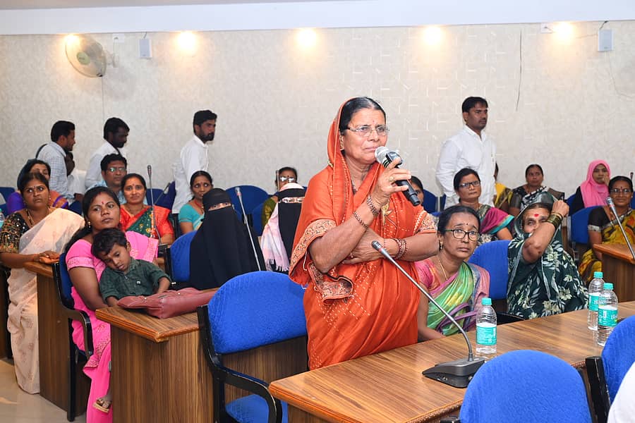 ಬೀದರ್ ಜಿಲ್ಲಾ ಪಂಚಾಯಿತಿಯಲ್ಲಿ ಬುಧವಾರ ಏರ್ಪಡಿಸಿದ್ದ ಸಂವಾದ ಕಾರ್ಯಕ್ರಮದಲ್ಲಿ ಗ್ಯಾರಂಟಿ ಯೋಜನೆ ಫಲಾನುಭವಿ ಲಕ್ಷ್ಮಿಬಾಯಿ ತಮ್ಮ ಅಭಿಪ್ರಾಯ ಹಂಚಿಕೊಂಡರು